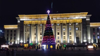 Скудное новогоднее оформление в Алматы объяснили тем, что деньги ушли на борьбу с коронавирусом