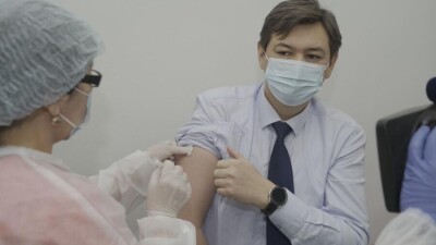 Вторую дозу вакцины от коронавируса получили вице-министры здравоохранения РК