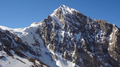 Турист упал с вершины горы в Туркестанской области. Его ищут спасатели и альпинисты