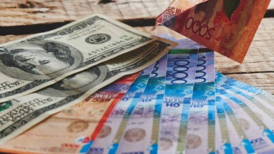 Доллар продолжает быстро дешеветь по отношению к тенге