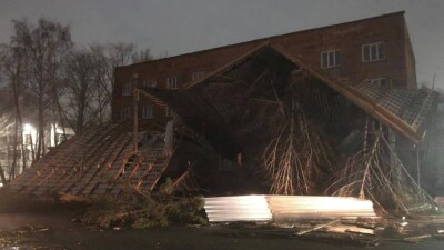 Сильный ветер сорвал крыши зданий в Павлодаре