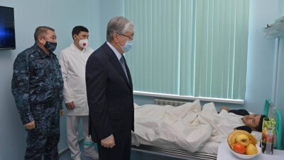 Президент в Алматы встретился с пострадавшими во время террористической атаки