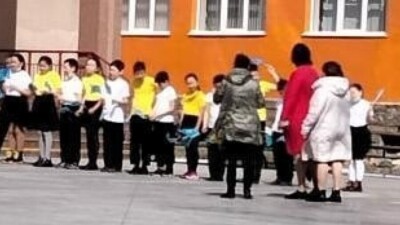 В Петропавловске школьники заболели после праздничного флешмоба. Они стояли на улице без верхней одежды