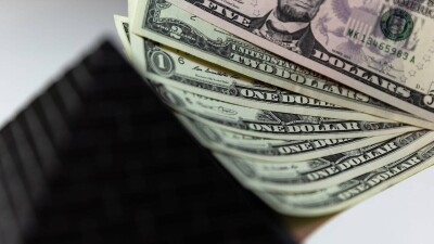 Доллар на бирже подешевел на 3 тенге