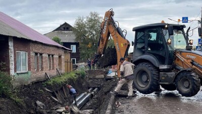 Жилой дом повредили в Риддере при замене теплотрассы