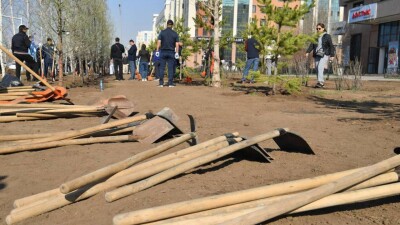 С лопатами и без пиджаков: чем занимались министры на субботнике в Астане