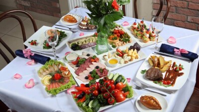 Адил соз: Накрывать стол для журналистов перед мероприятием неэтично