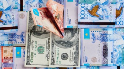 Доллар подешевел ещё на 10 тенге