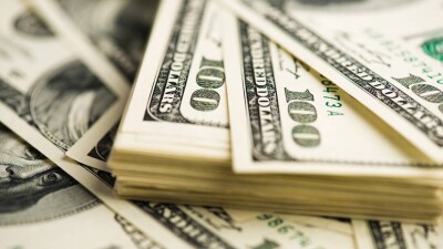 Курс доллара снизился на бирже перед длинными выходными