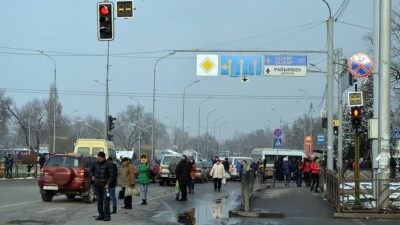 В Алматы будут бороться с нарушителями, выходящими на проезжую часть, чтобы поймать такси