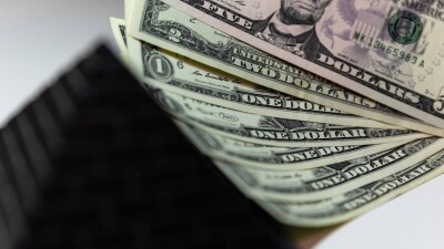 Каким будет официальный курс доллара на выходных