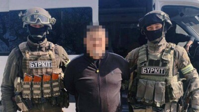 "Вымогал деньги под предлогом добровольных взносов в фонд". Лидера преступной группировки задержали в Таразе