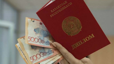 Мошенницу, обещавшую студентам диплом без экзаменов, задержали в Шымкенте