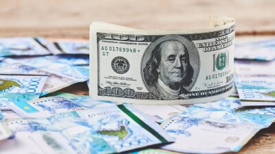 Курс доллара почти не изменился на бирже, но снизился в обменниках