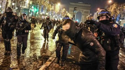 Во Франции полиция разогнала толпу расстроенных фанатов после поражения в финале ЧМ