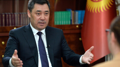 В Кыргызстане депутаты требуют увольнения министра здравоохранения. Президент Жапаров выступил в его защиту
