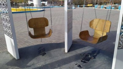 Качели за 5 млн тенге в центре Актау начали ломаться спустя 10 дней