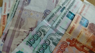 Курс рубля на бирже приближается к его стоимости в обменниках