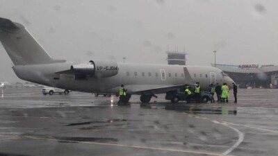 Самолёт столкнулся с автомобилем в аэропорту Алматы