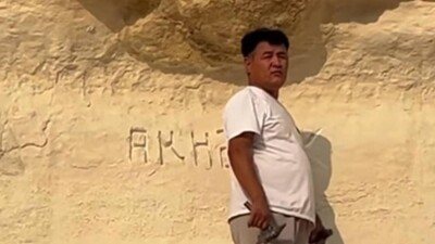 Вандализм в ущелье Ыбыкты Сай: надпись на скале выбил директор дома культуры