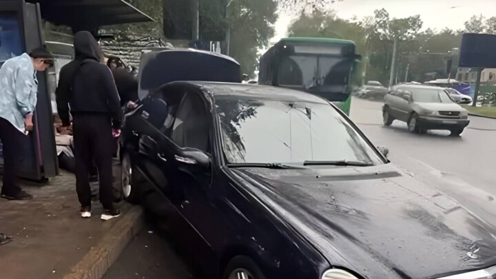 Легковушка въехала в автобусную остановку в Алматы, пострадали семь человек