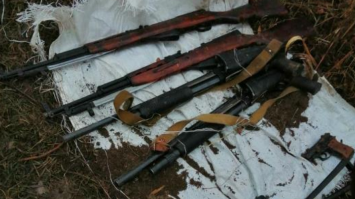 На границе с Кыргызстаном обнаружили тайник с огнестрельным оружием