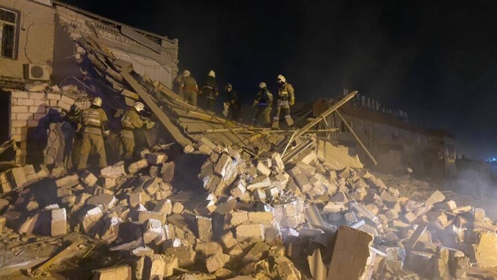 В ДЧС не исключили возможность нового взрыва баллонов под завалами рухнувшего здания в Актау