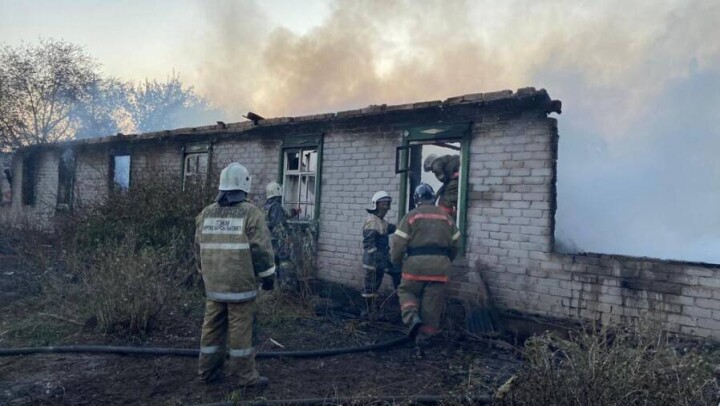 В Костанайской области продолжают тушить пожар. Уже провели 93 сброса воды