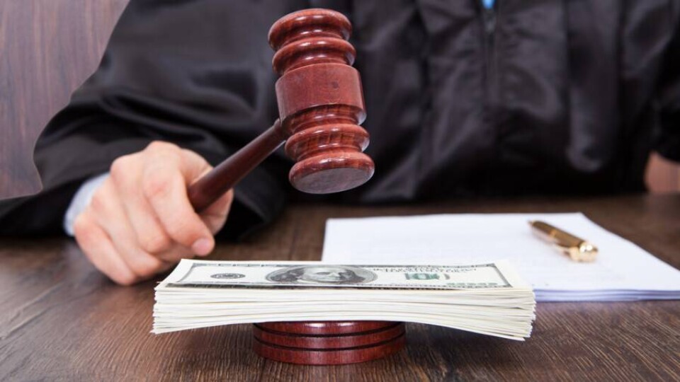 В Алматы по подозрению в получении взятки задержали сотрудника районного суда