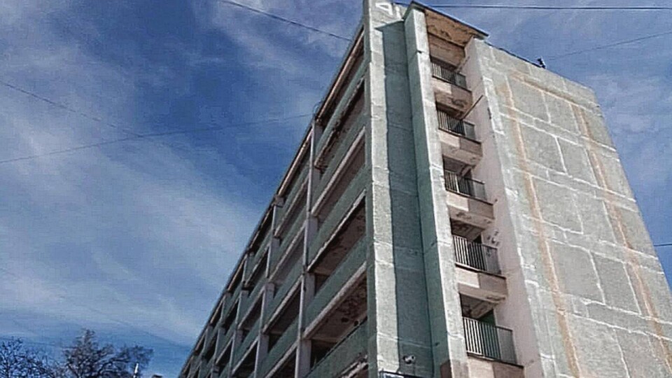 В Актау умер мужчина, на голову которому сбросили диван