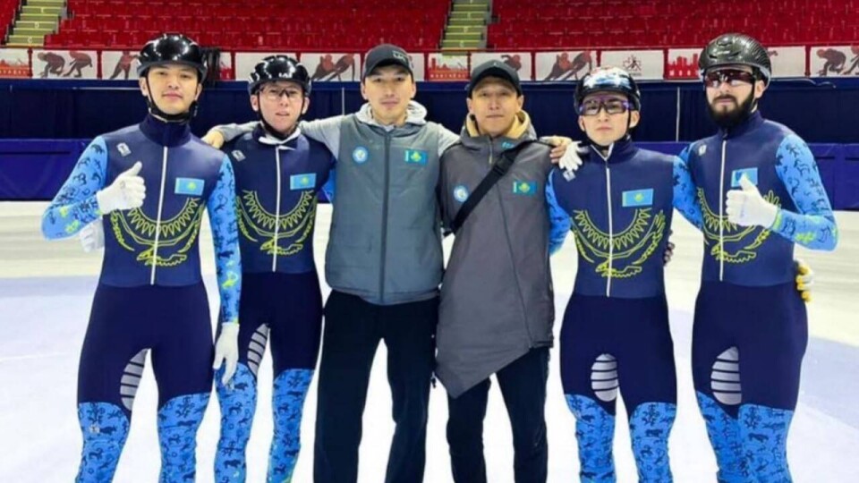 Сборная Казахстана завоевала серебряные медали на этапе Кубка мира по шорт-треку