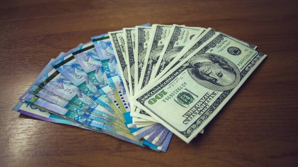 Доллар на бирже подорожал на 2 тенге