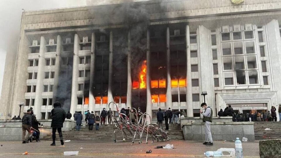 При захвате акимата Алматы в январе подожгли тело военнослужащего