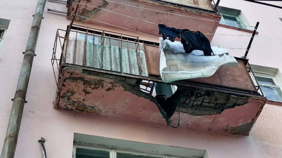 В Усть-Каменогорске под женщиной обрушился балкон