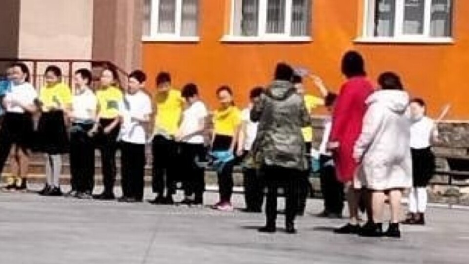 В Петропавловске школьники заболели после праздничного флешмоба. Они стояли на улице без верхней одежды
