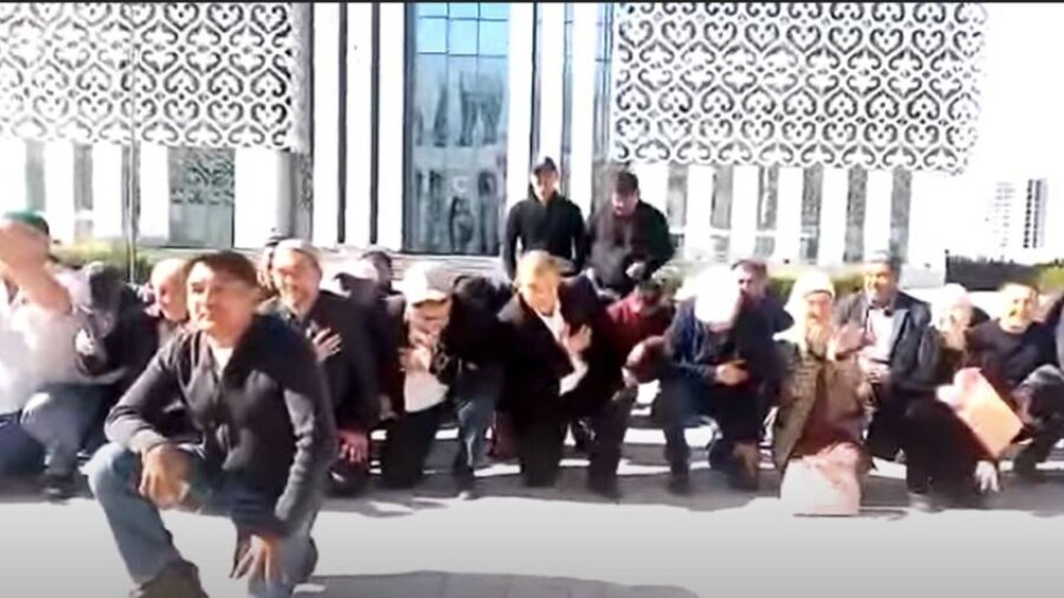 "О, мой хан". Туркестанские сельчане устроили перформанс на встрече с акимом