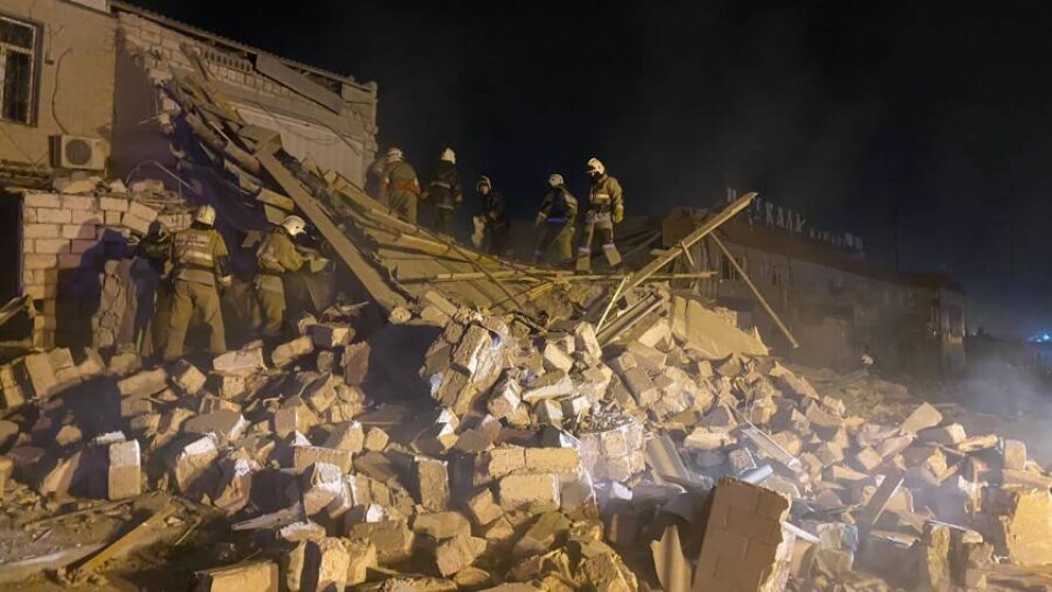 В ДЧС не исключили возможность нового взрыва баллонов под завалами рухнувшего здания в Актау
