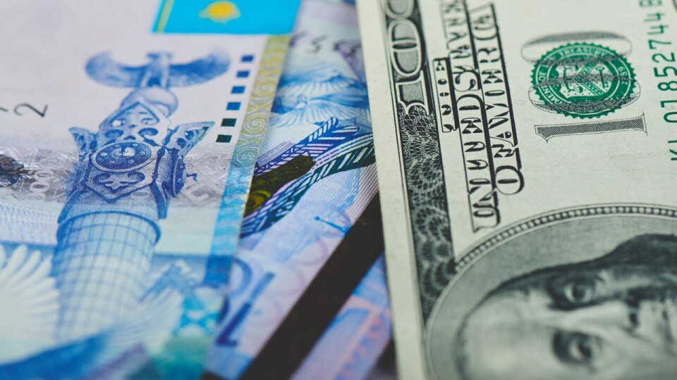Ещё почти на 4 тенге подорожал доллар на бирже