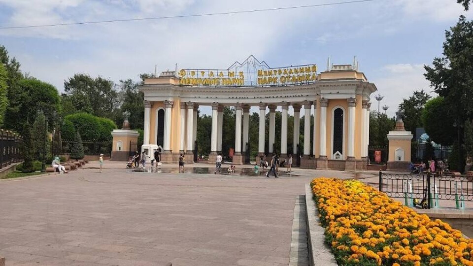 Незаконную парковку организовали возле Парка Горького в Алматы