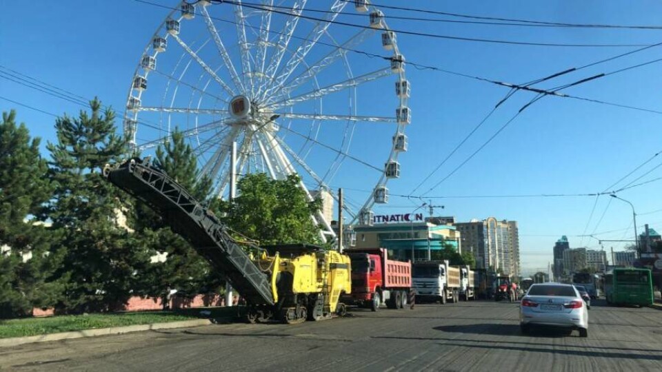 Зачем в Алматы спустя год меняют асфальт на улице Розыбакиева