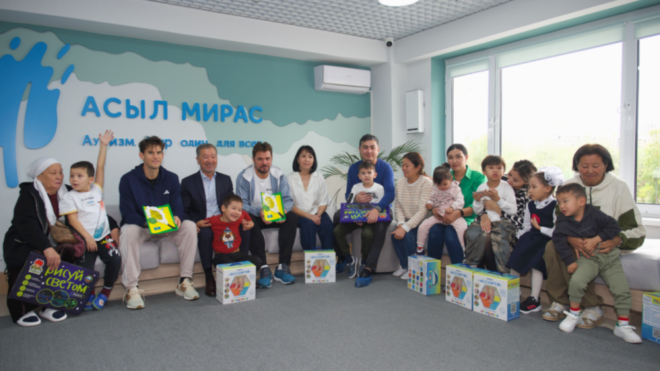 Теннисисты Станислас Вавринка и Доминик Тим посетили аутизм-центр в Астане