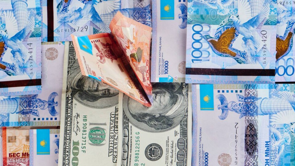 Курс доллара на бирже составил 444,44 тенге