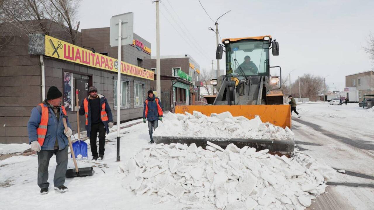 Снегопад в Астане: горожане жалуются на плохую уборку, акимат заявляет об  аномальном количестве снега | informburo.kz