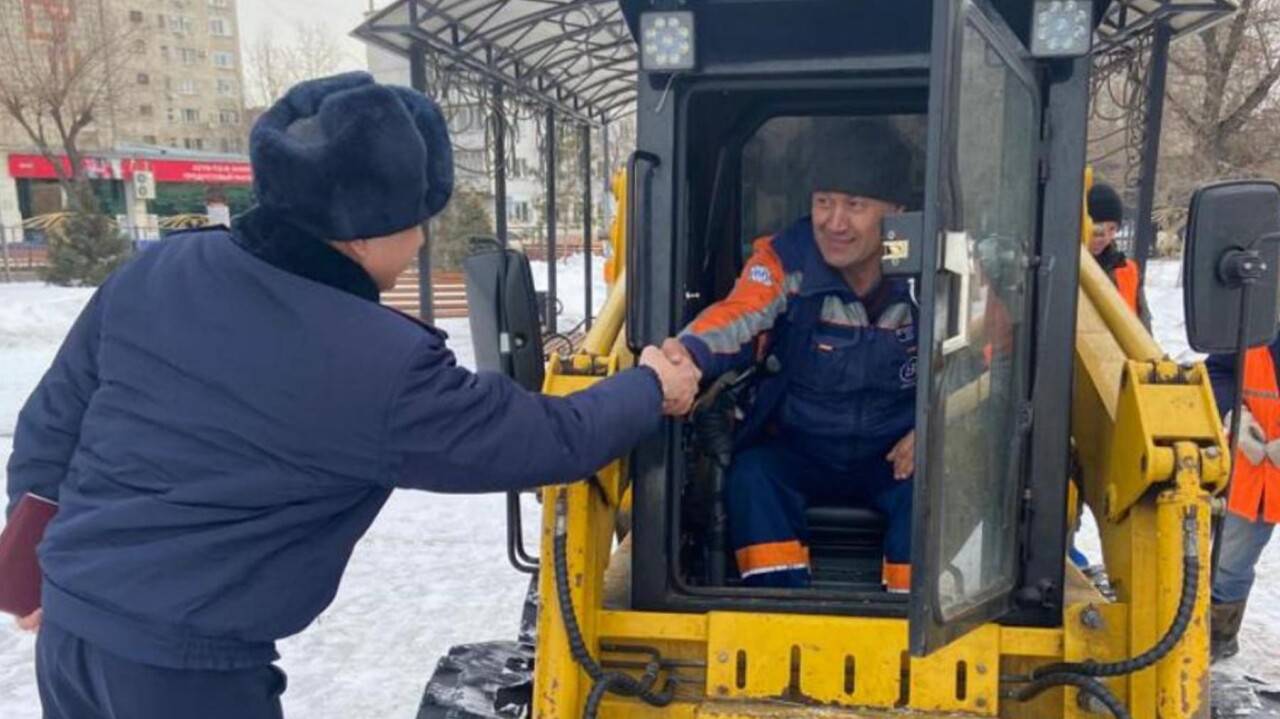 Водитель трактора снегом потушил горящий автомобиль в Павлодаре