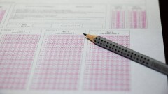 "Көзбояушылық". Тоқаев ҰБТ нәтижесі мен мектептегі бағада кемі 30 пайыз айырма барын айтты