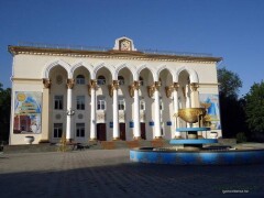 Қазақстанда "орақ пен балға" белгісі кей ғимараттар маңдайында неге әлі бар?