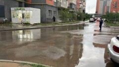 Нөсерлеп жауған жаңбырдан соң Алматы көшелері мен аулаларын су басты