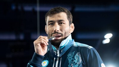"Еліме алтын сыйлағым-ақ келді". Балуан Демеу Жадыраев финалда неге сүрінгенін айтты