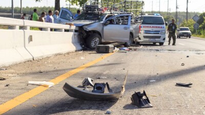 Алматыда бес жолаушы мінген көлік көпірден құлап кетті