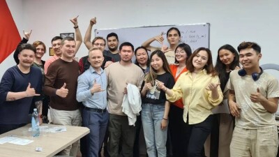 "Қазақша үйренгісі келетіндер көп". Орыс жігіт қалай қазақ тілі клубын құрды?